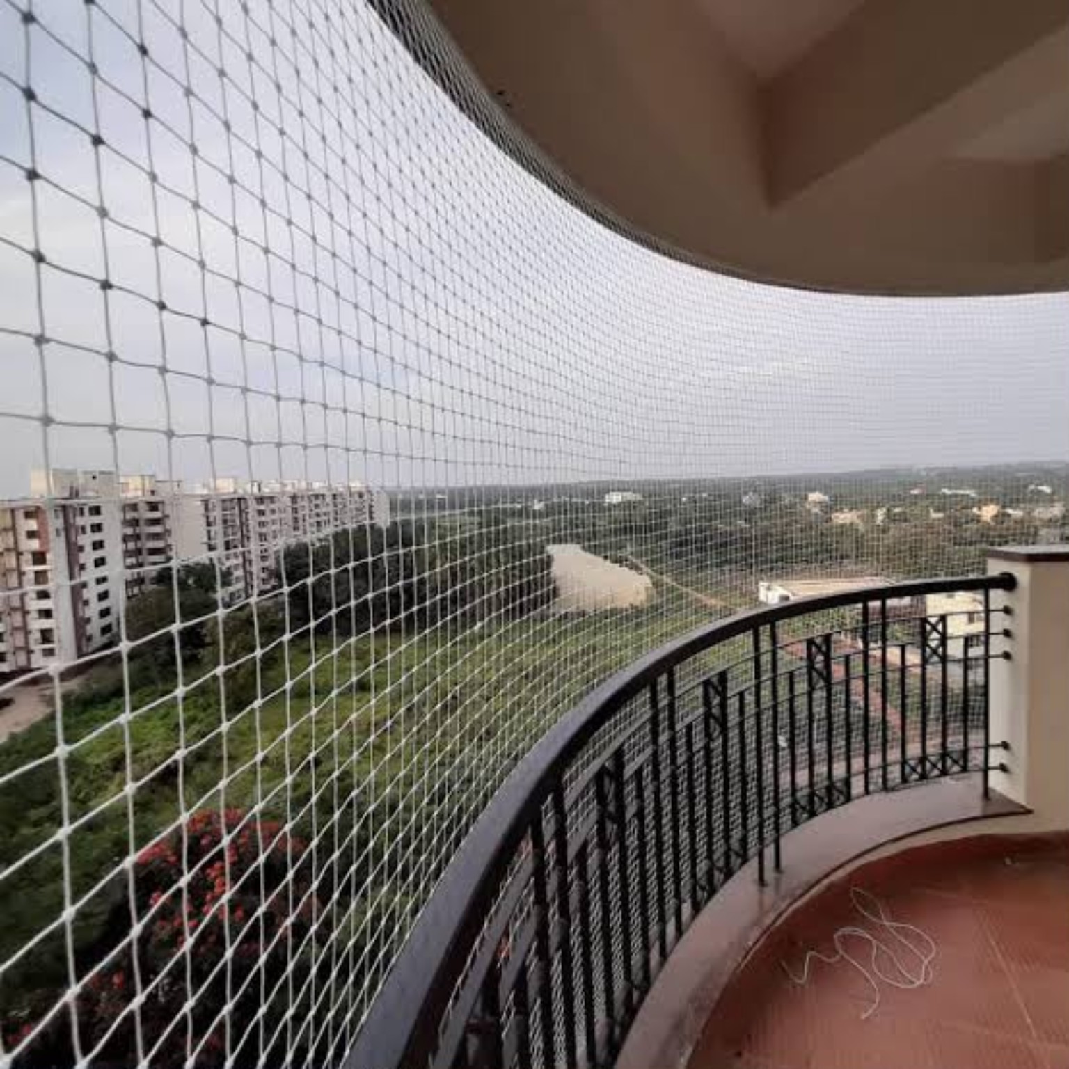 Curved balcony pigeon net